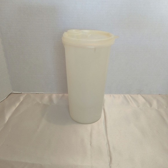 Tupperware 48 oz Handolier juice or beverage pitcher - Picture 1 of 4